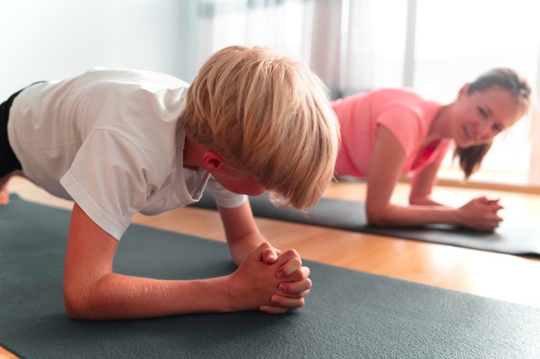 ragazzo e donna di tiro medio con tappetini da yoga Kriica Online Web Designer Freelance