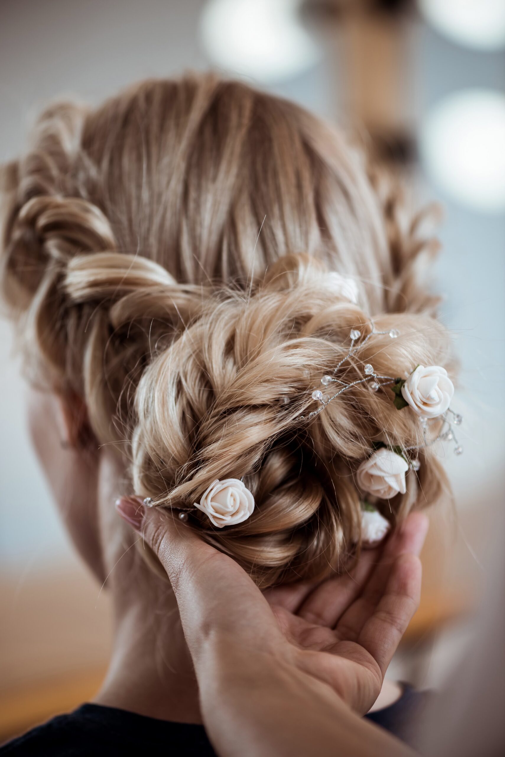 female hairdresser making hairstyle blonde woman beauty salon scaled Kriica Online Web Designer Freelance