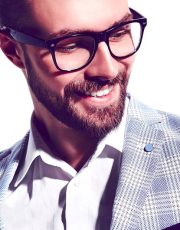 ritratto del modello di uomo d affari alla moda hipster alla moda bello vestito elegante abito azzurro bicchieri su bianco Kriica Online Web Designer Freelance