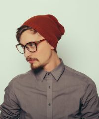 ritratto di un giovane interessante abiti invernali Kriica Online Web Designer Freelance